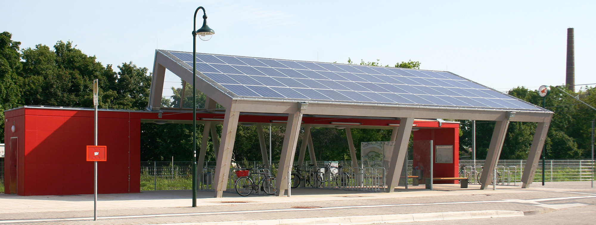 Ein „schräger Tisch“ für Bad Dürrenberg – und als Teil des Daches produziert eine Photovoltaik-Anlage Strom