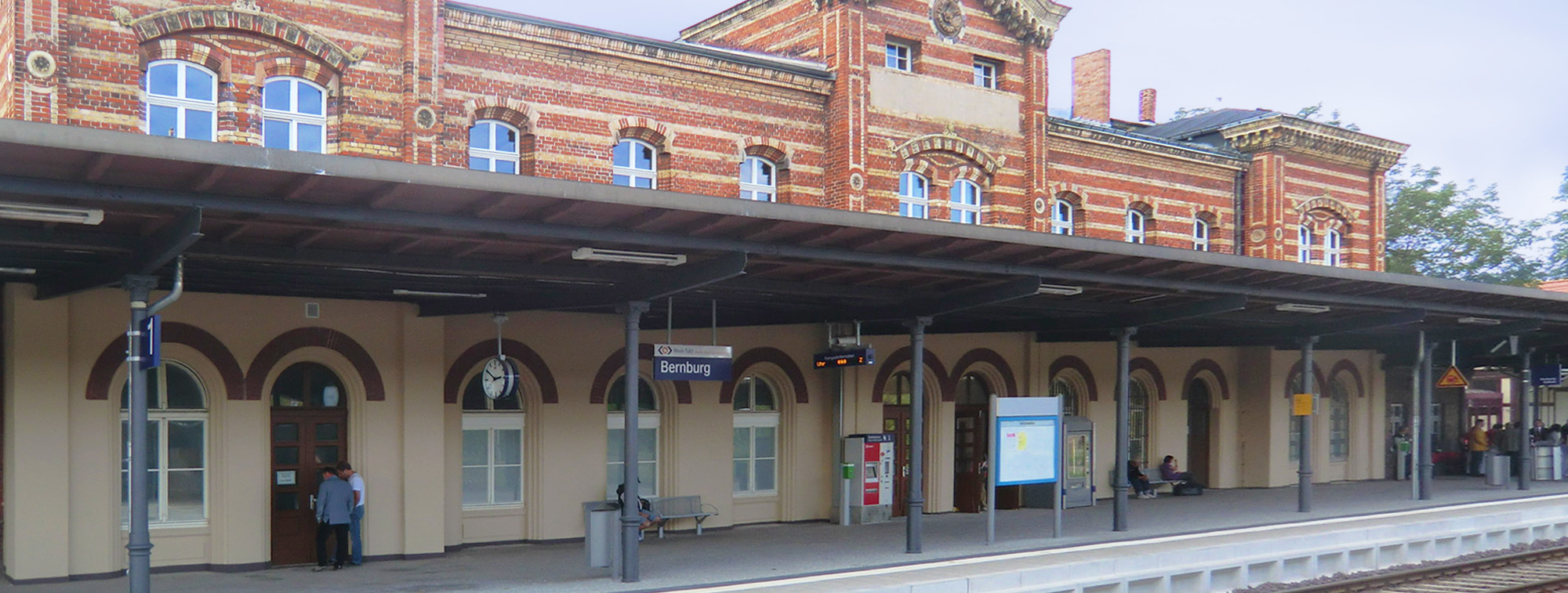 Rundum erneuert sind seit 2012 die Bahnsteige und das Empfangsgebäude in Bernburg (Saale)