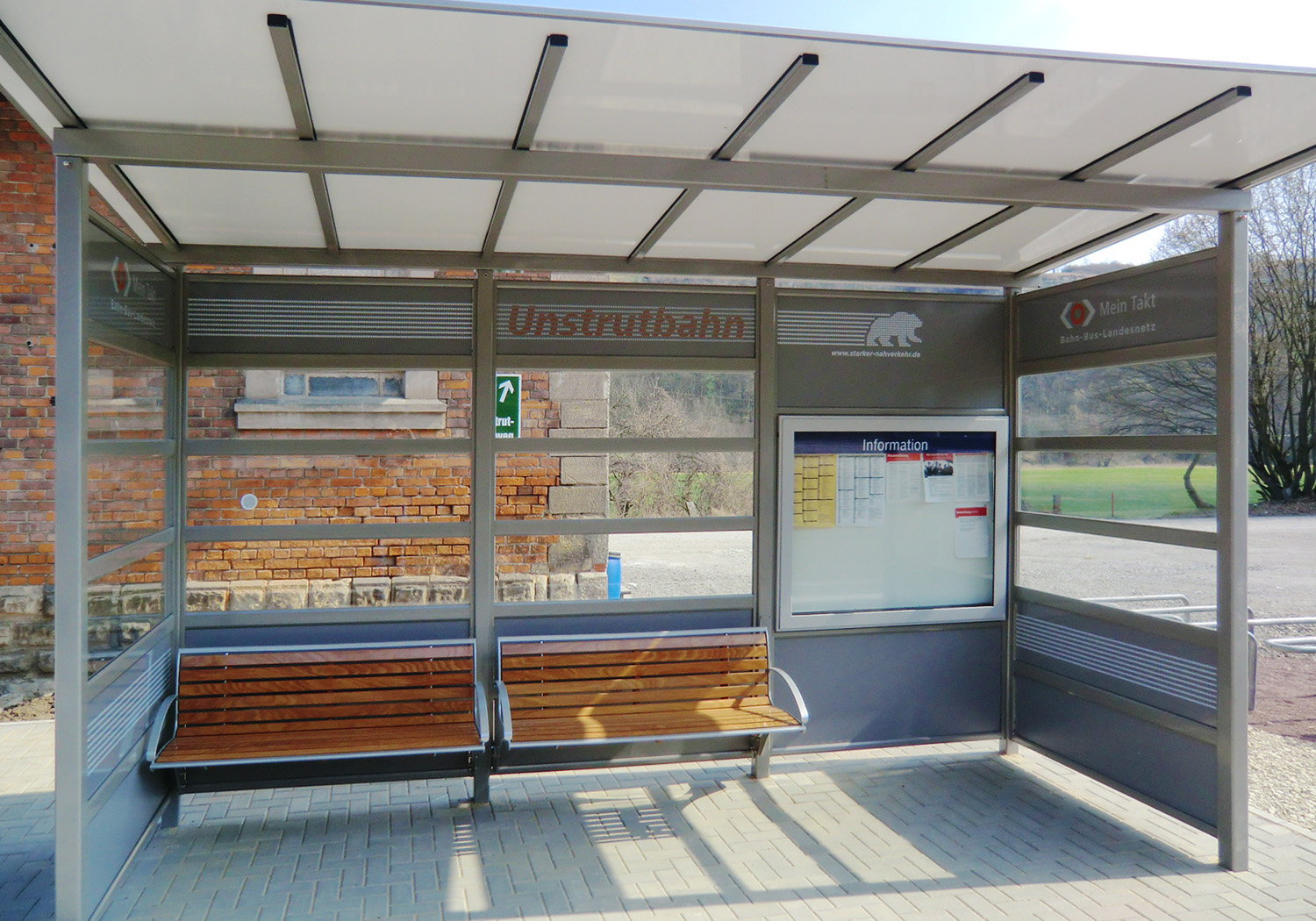 Entlang der Unstrutbahn zwischen Naumburg und Nebra wurden 2012 alle Bahnsteige erneuert, das Mobiliar erhielt eine attraktive Gestaltung