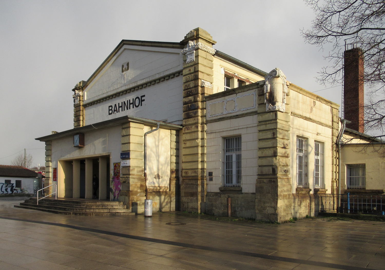 Das heutige Bahnhofsgebäude in Gotha ist durch die teilweise Kriegszerstörung ein trostloser Anblick