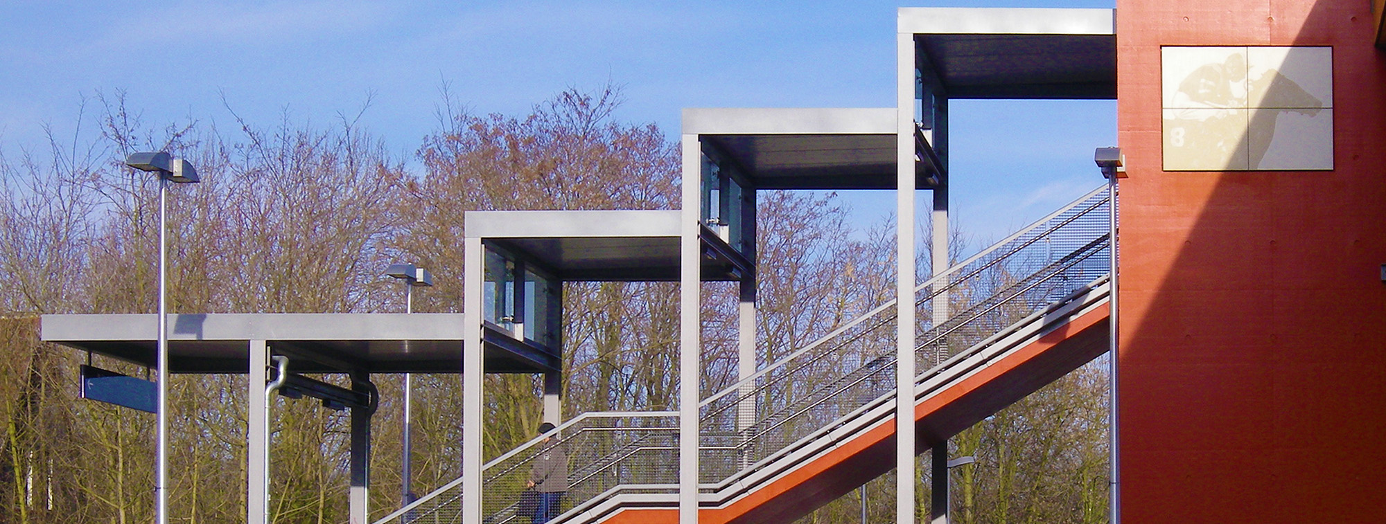 Die Treppe zum S-Bahnsteig mit dem symbolhaften Bezug zur nahe gelegenen Galopprennbahn