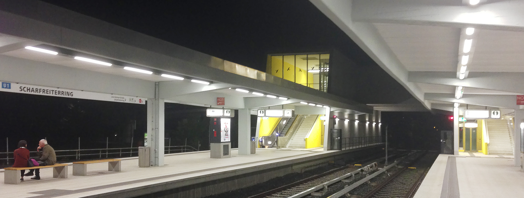 Hell und freundlich präsentiert sich der sanierte U-Bahnhof Scharfreiterring auch bei Nacht