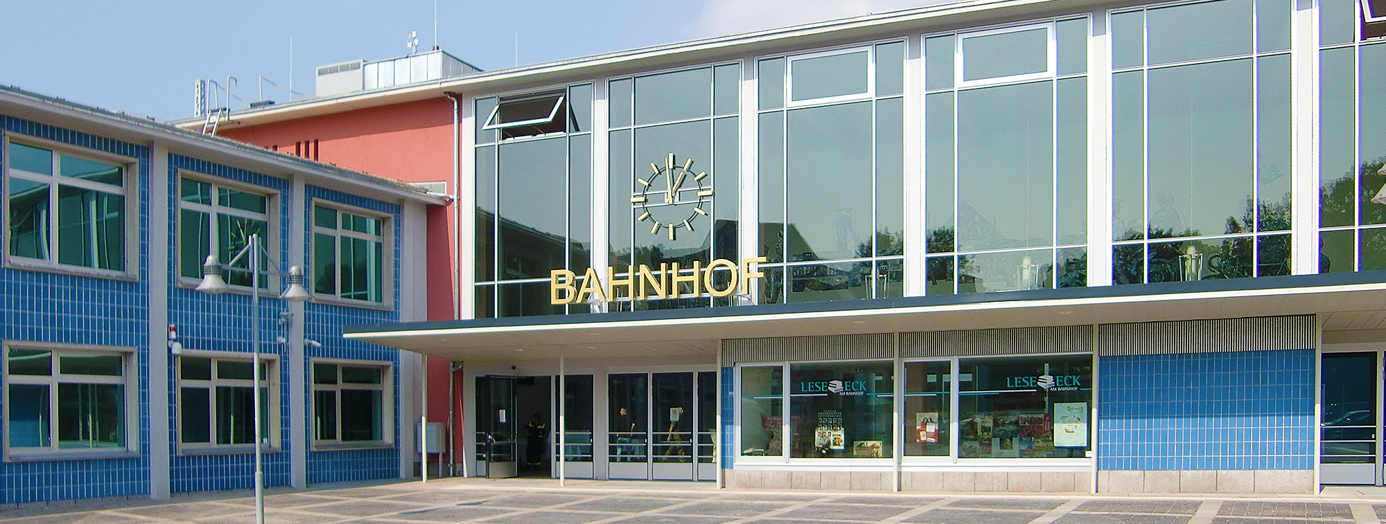 Als herausragendes Beispiel für Bahnhofsarchitektur der 1960er-Jahre erstrahlt das Empfangsgebäude in Sangerhausen seit 2016 wieder im früheren Glanz