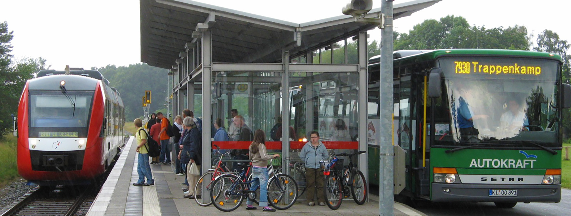 Kombibahnsteig mit 'Wartehalle Schleswig-Holstein' in Rickling im Jahr 2007 (Reaktivierung der Strecke im Dezember 2002)
