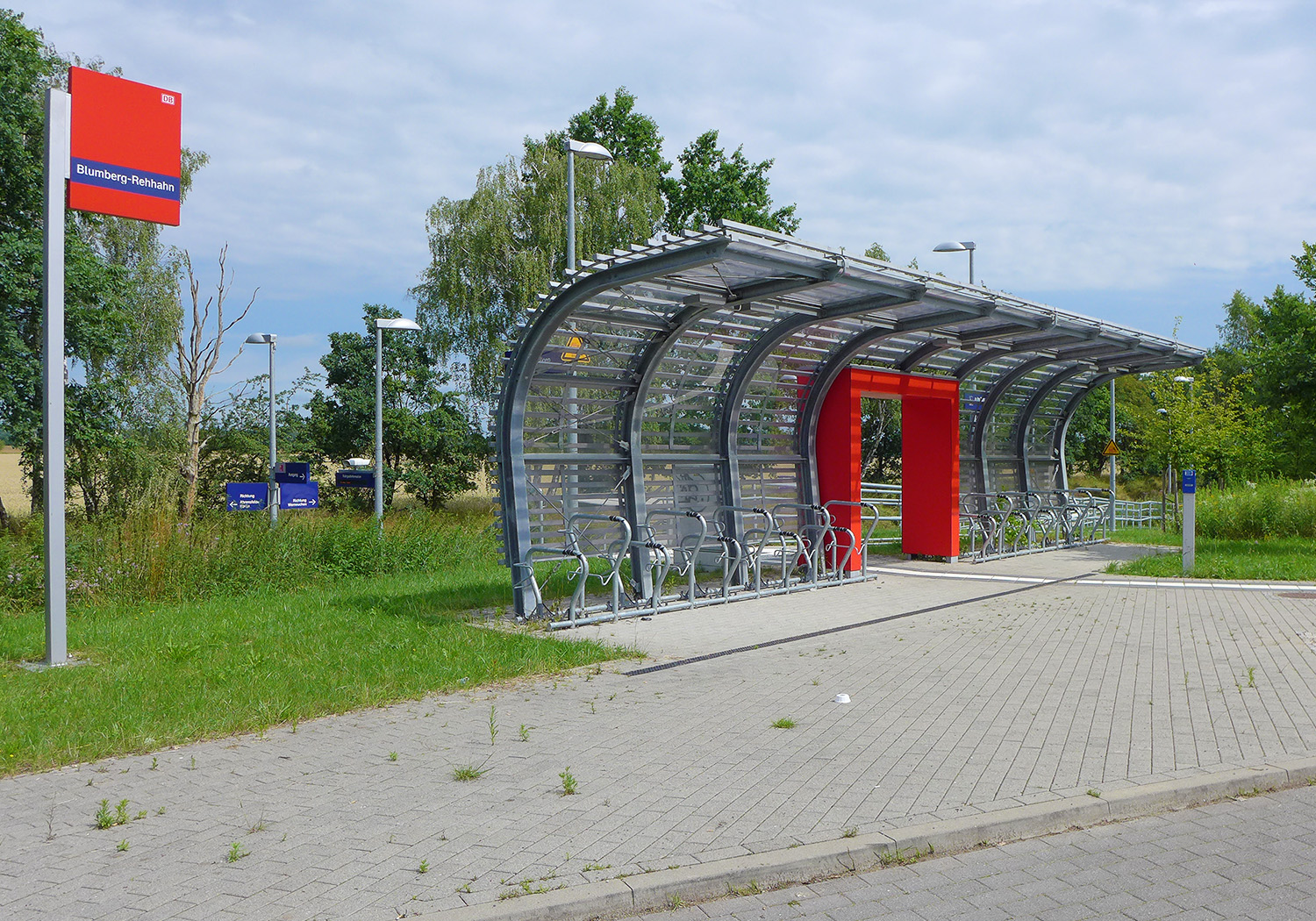 Der Zugang zum neuen Haltepunkt Blumberg-Rehhahn schafft eine Sichtverbindung zwischen Straße und Bahnsteig und bietet gleichzeitig Platz für Fahrräder